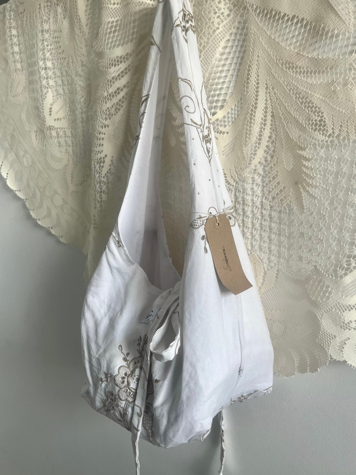 VINTAGE EMBROIDERED SHOULDER BAG