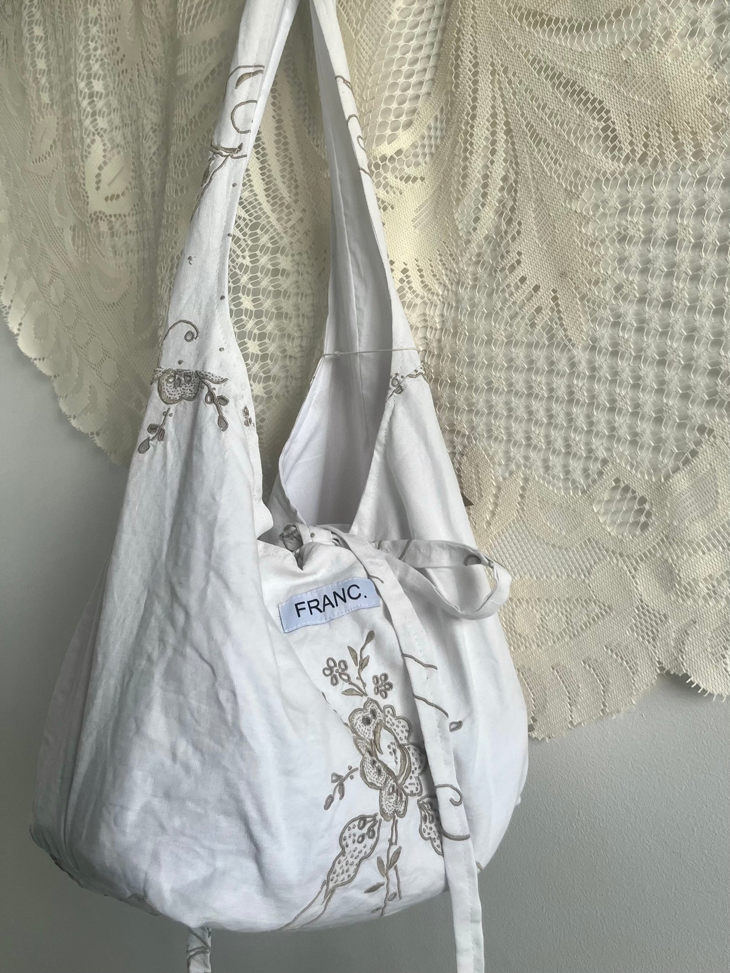 VINTAGE EMBROIDERED SHOULDER BAG