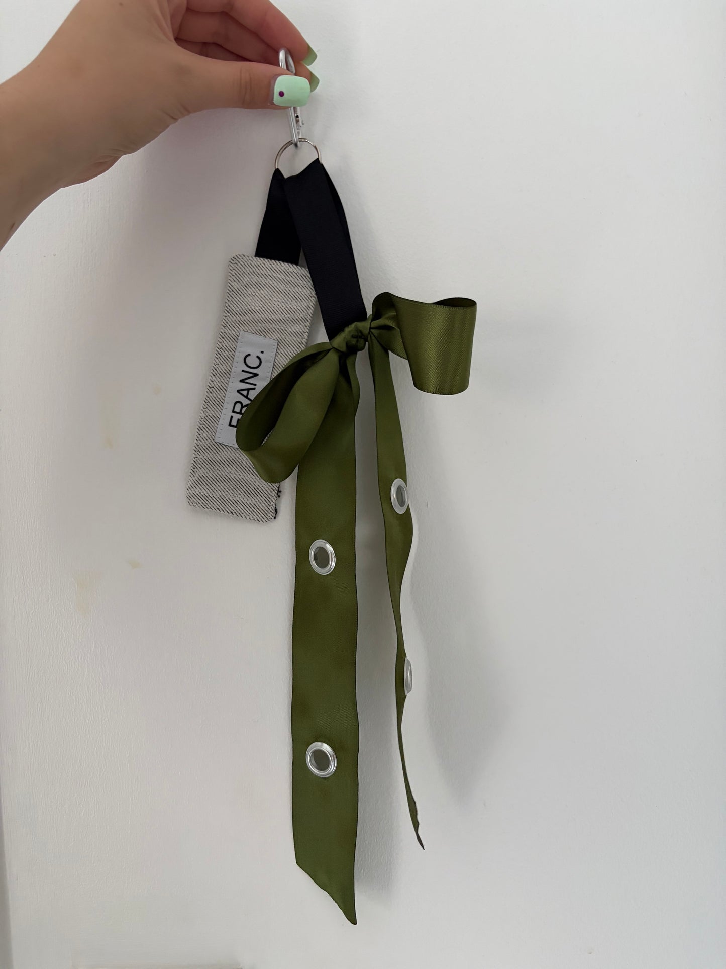FRANC. Green bow key chain