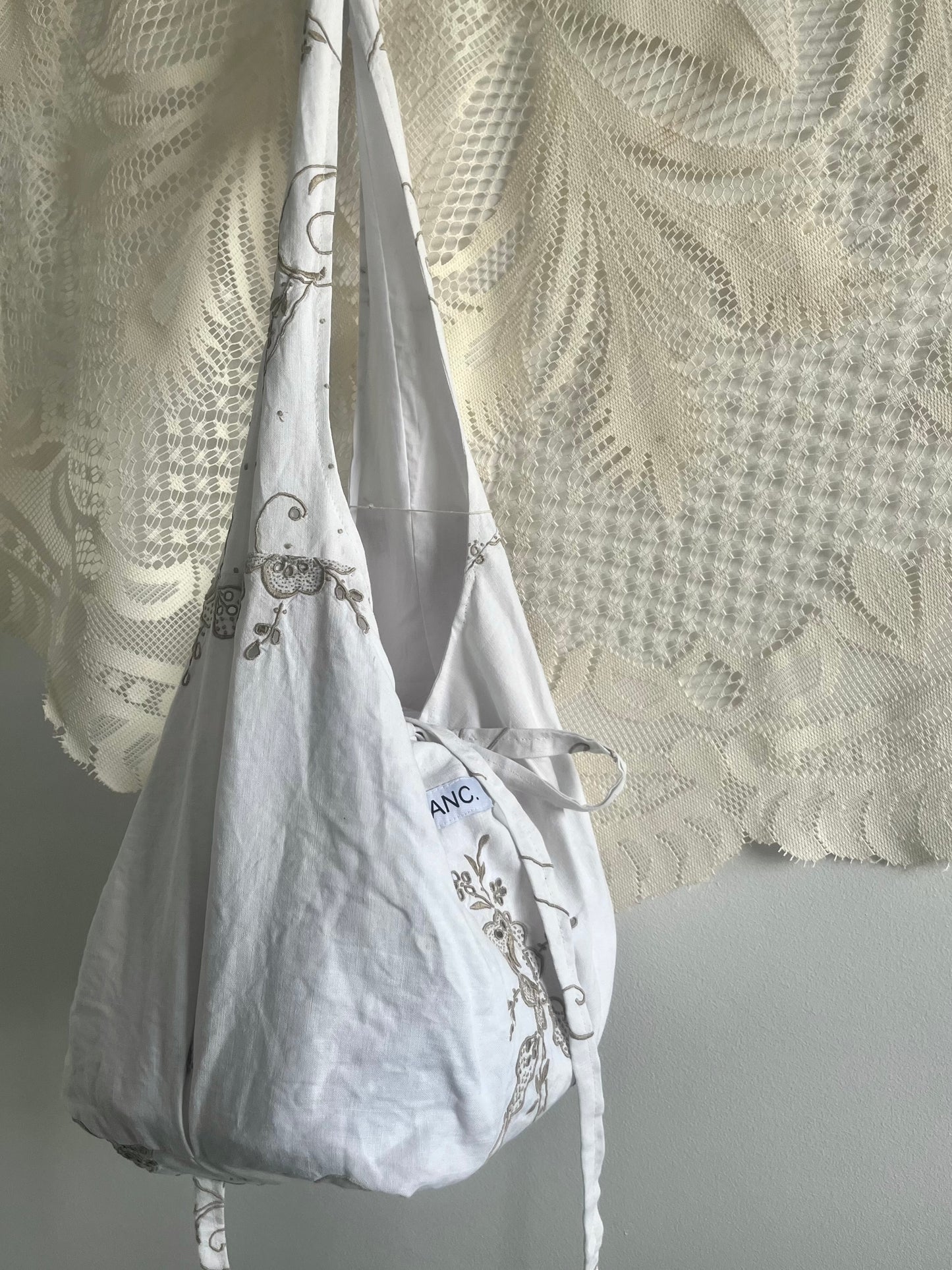 VINTAGE EMBROIDERED SHOULDER BAG