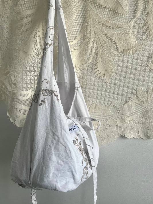 VINTAGE EMBROIDERED SHOULDER BAG