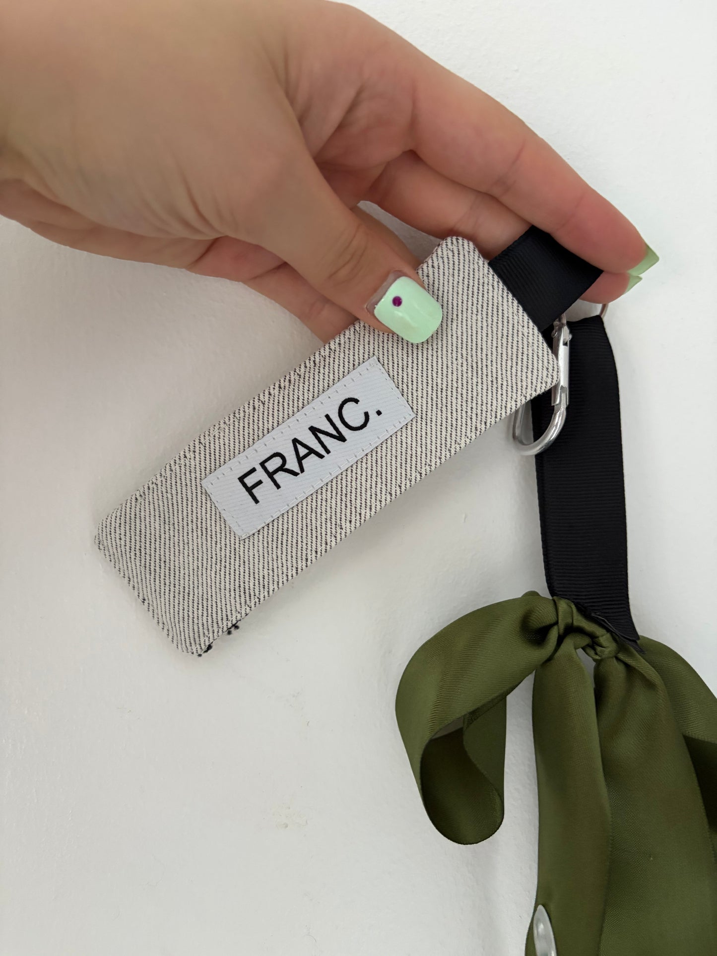 FRANC. Green bow key chain